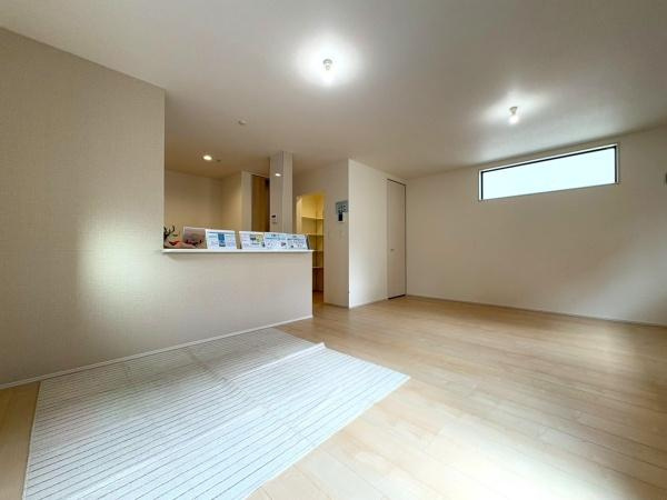 横浜市瀬谷区瀬谷６丁目の新築一戸建の居間・リビング|窓側から見たリビングです！