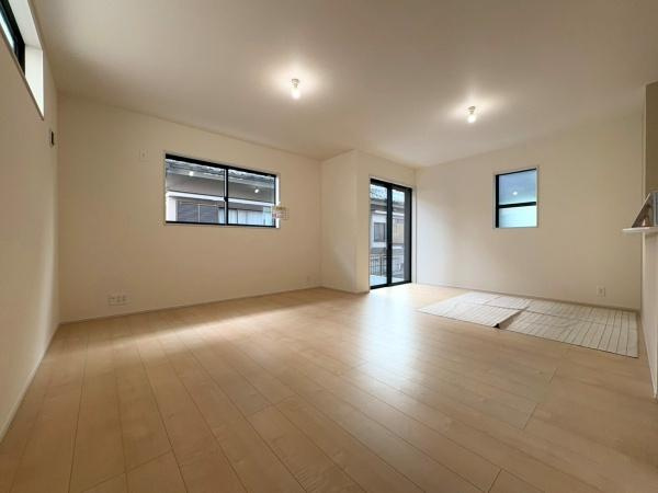 横浜市瀬谷区瀬谷６丁目の新築一戸建の居間・リビング|LDK18帖！家具・家電が配置しやすいリビングですね。