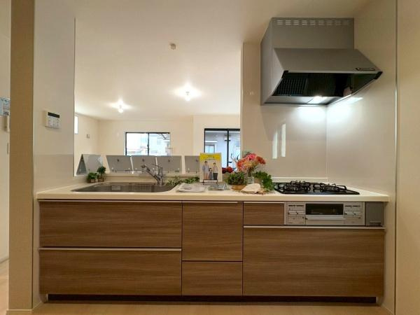 横浜市瀬谷区瀬谷６丁目の新築一戸建のキッチン|システムキッチン対面式！床下収納付きです。