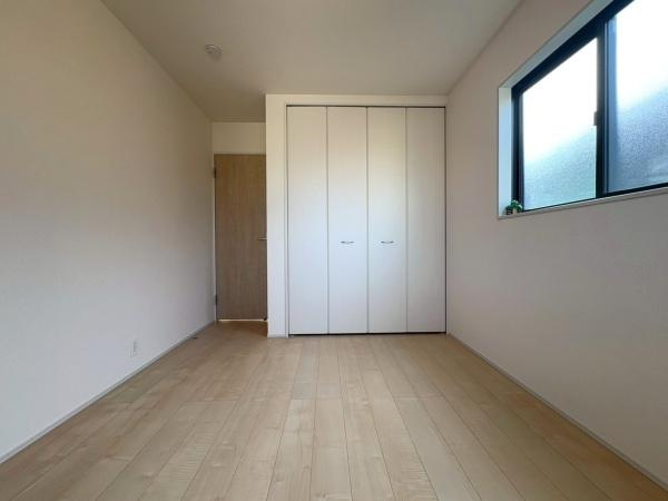 横浜市瀬谷区瀬谷６丁目の新築一戸建の寝室|寝室5.34帖！窓もあり通風良好です。