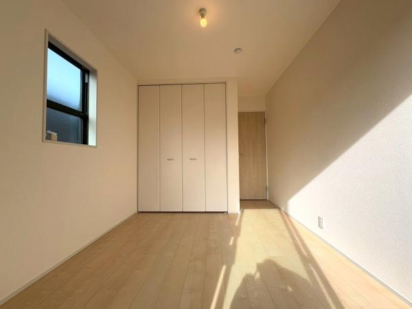 横浜市瀬谷区瀬谷６丁目の新築一戸建の洋室|洋室5.75帖！バルコニーに面していて日当たり良好です！