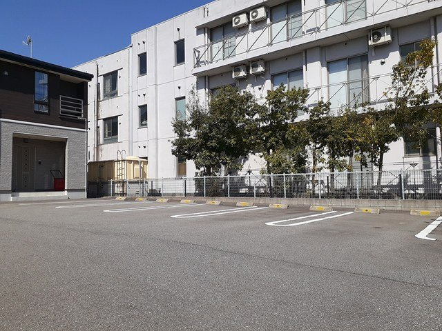 リーベ富岡の駐車場