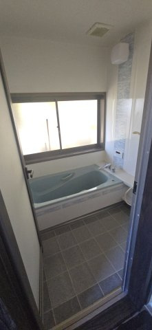 富津市田倉　中古戸建の浴室|浴室窓あり。広々と快適なユニットバスです。
