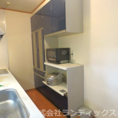 【キッチン】 | 昭島市上川原町１丁目　中古戸建 | 備え付けカップボード♪