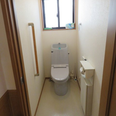 【トイレ】 | 昭島市上川原町１丁目　中古戸建 | １Fトイレには手摺りあり♪