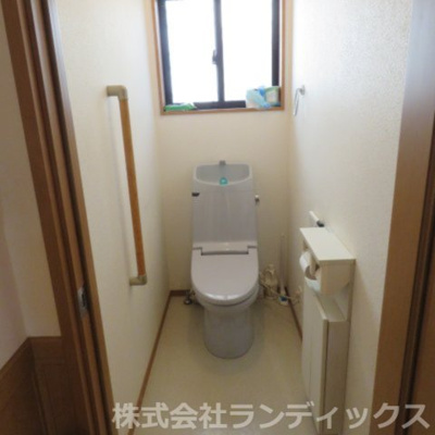 【トイレ】 | 昭島市上川原町１丁目　中古戸建 | １Fトイレには手摺りあり♪