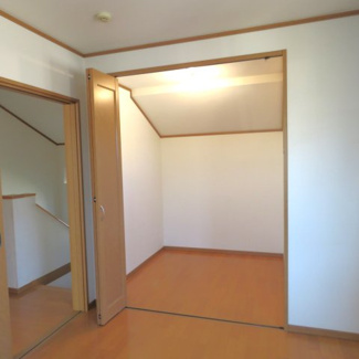 【収納】 | 昭島市上川原町１丁目　中古戸建 | ２F洋室には１ヵ所ウォークインクローゼットがあります♪