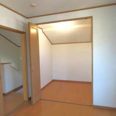 【収納】 | 昭島市上川原町１丁目　中古戸建 | ２F洋室には１ヵ所ウォークインクローゼットがあります♪