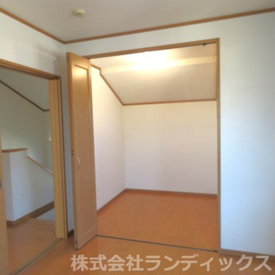 【収納】 | 昭島市上川原町１丁目　中古戸建 | ２F洋室には１ヵ所ウォークインクローゼットがあります♪