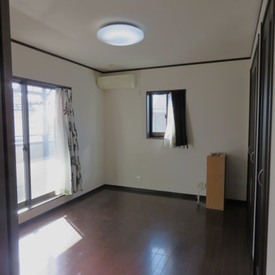 【洋室】 | 昭島市上川原町１丁目　中古戸建 | ２F洋室　約７．２帖　クローゼット２ヵ所あり