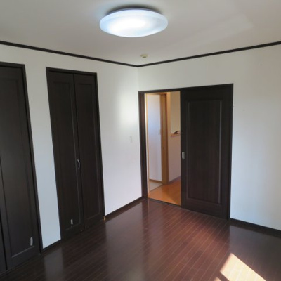 【洋室】 | 昭島市上川原町１丁目　中古戸建 | ２F洋室　約７．２帖　クローゼット２ヵ所あり