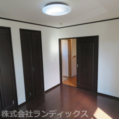 【洋室】 | 昭島市上川原町１丁目　中古戸建 | ２F洋室　約７．２帖　クローゼット２ヵ所あり
