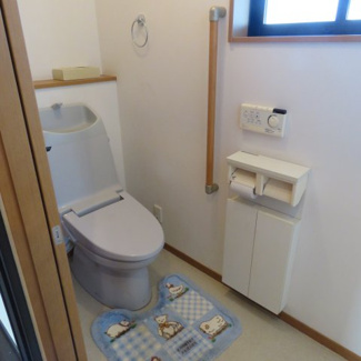 【トイレ】 | 昭島市上川原町１丁目　中古戸建 | ２Fトイレには手摺りがあります♪