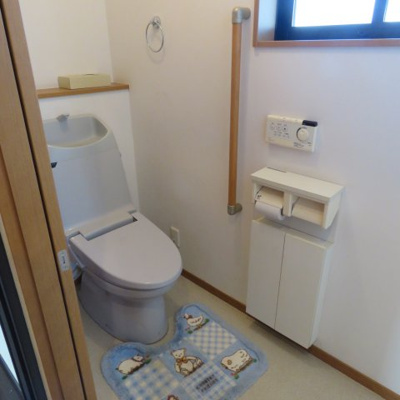 【トイレ】 | 昭島市上川原町１丁目　中古戸建 | ２Fトイレには手摺りがあります♪