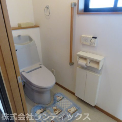 【トイレ】 | 昭島市上川原町１丁目　中古戸建 | ２Fトイレには手摺りがあります♪