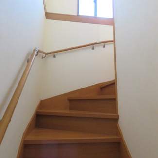 【設備】 | 昭島市上川原町１丁目　中古戸建 | 階段には手摺りがあります♪