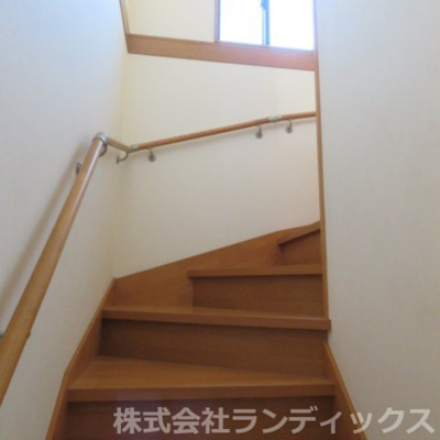 【設備】 | 昭島市上川原町１丁目　中古戸建 | 階段には手摺りがあります♪