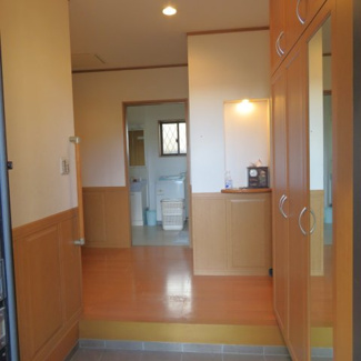 【玄関】 | 昭島市上川原町１丁目　中古戸建 | 広々とした玄関ホール♪