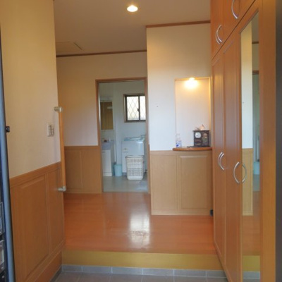 【玄関】 | 昭島市上川原町１丁目　中古戸建 | 広々とした玄関ホール♪