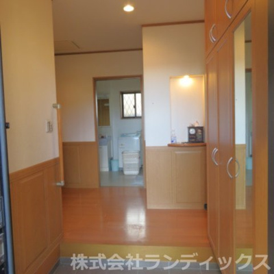 【玄関】 | 昭島市上川原町１丁目　中古戸建 | 広々とした玄関ホール♪