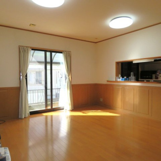 【居間・リビング】 | 昭島市上川原町１丁目　中古戸建 | 約１６帖のＬＤＫ♪