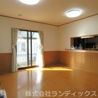 【居間・リビング】 | 昭島市上川原町１丁目　中古戸建 | 約１６帖のＬＤＫ♪
