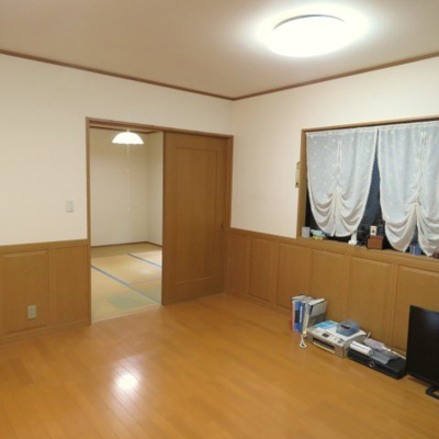 【居間・リビング】 | 昭島市上川原町１丁目　中古戸建 | 約１６帖のＬＤＫ♪