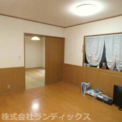 【居間・リビング】 | 昭島市上川原町１丁目　中古戸建 | 約１６帖のＬＤＫ♪