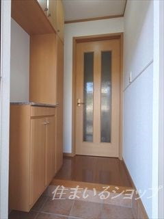 広島市安佐北区亀山６丁目のアパートの玄関|大型シューズボックス