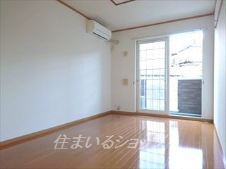 広島市安佐北区亀山６丁目のアパートの居間・リビング|エアコン付き