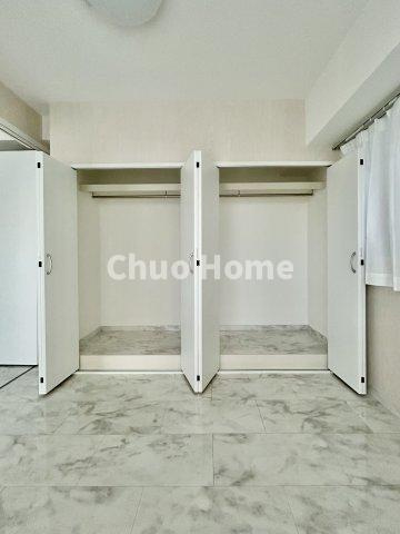 リレント第2三ノ輪の収納|居室にはクローゼットを完備し、自由度の高い家具の配置が叶うシンプルな空間です。お子様の成長と必要になる子供部屋を与えるにはぴったりの間取りですね。