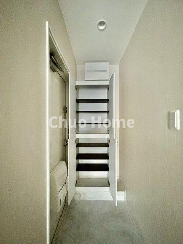 リレント第2三ノ輪の玄関|【玄関】玄関には大型のシューズクローゼットを設置しておりますのでいつでもスッキリりとした空間を保てます。玄関周りを清潔に使うのはとても大事なことですよね。