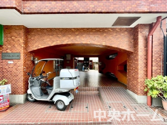 リレント第2三ノ輪のエントランス|【エントランス】マンションのエントランスは、その物件の印象を決める、顔とも言える場所です。毎日通る場所ですからきれいなのが一番です。エントランス内はオートロックですので暮らしの安全も確保されています。