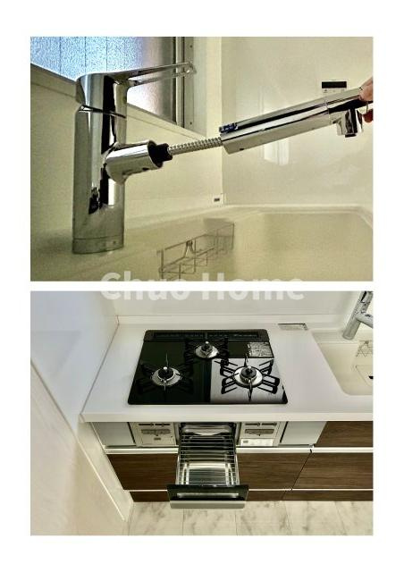 リレント第2三ノ輪のキッチン|【キッチン水栓】キッチン水栓はシャワーヘッドが伸びますのでシンクの隅々まで届きます。【三ツ口コンロ】奥様に好評な三ツ口コンロと魚焼きグリルです。