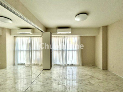 【居間・リビング】 | リレント第2三ノ輪 | 【リビングダイニング】一日の中で多くの時間を過すことになるリビングダイニングだからこそ、いつも穏やかな空間であることが必然。爽やかな通風と採光を存分に感じる事が出来る空間です。