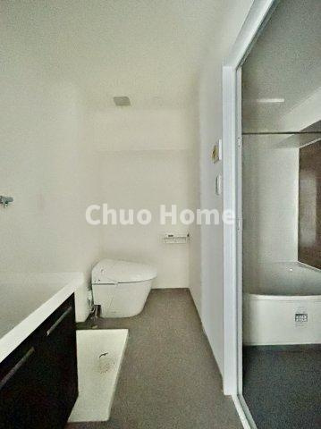 リレント第2三ノ輪の脱衣所|【洗面所】明るい洗面所は朝をすっきりさせてくれる空間です。バタバタしている忙しい朝でも収納が多い洗面台では短い時間で効率良く支度ができます。