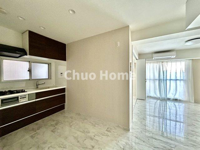 リレント第2三ノ輪の居間・リビング|【居間・リビング】「ＬＤＫは家族団らんをデザイン」広いＬＤＫでは家族が集まり一緒の時間を過ごせる工夫がされております。何気ない一日の当たり前のひとコマがいつか一生の宝物になります