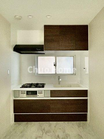 リレント第2三ノ輪のキッチン|【システムキッチン】ワイドで収納豊富な使い勝手の良いカウンターキッチンには、食洗器や伸縮タイプのキッチン水栓、三ツ口コンロ・魚焼きグリルなどの便利な設備が標準完備されています。