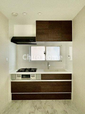 【キッチン】 | リレント第2三ノ輪 | 【システムキッチン】ワイドで収納豊富な使い勝手の良いカウンターキッチンには、食洗器や伸縮タイプのキッチン水栓、三ツ口コンロ・魚焼きグリルなどの便利な設備が標準完備されています。