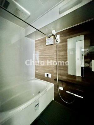 【浴室】 | リレント第2三ノ輪 | 【バスルーム】暖房換気乾燥機付きシステムバスルーム。暖房・冷風・換気・乾燥など、毎日を快適に過ごせるうれしい機能が揃っています。雨の日の洗濯物も安心です。