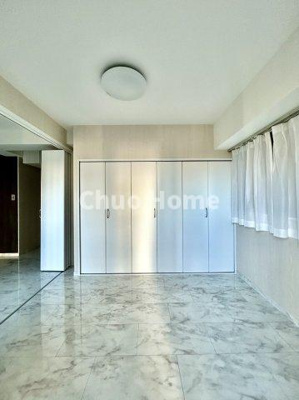 【洋室】 | リレント第2三ノ輪 | 【洋室】快適に過ごす条件は、一人ひとり違います。だからこそ飾り過ぎないシンプルな内装と偏り過ぎないデザインで統一しております。居住していく中でオーナー様だけの【マイホーム】に創り上げて下さい