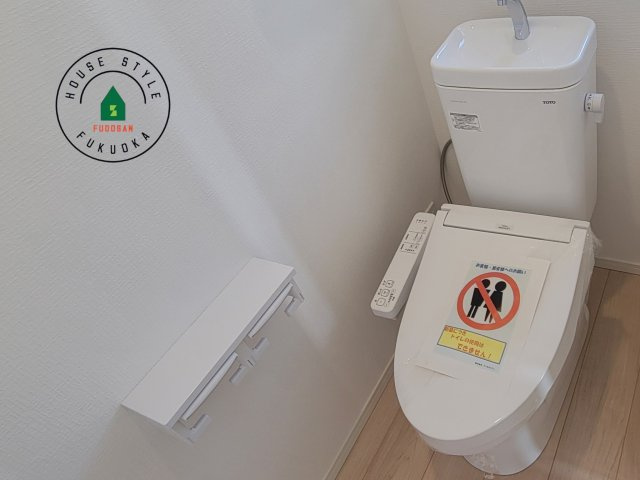 福岡市南区中尾2丁目第5-2棟（2号棟）の内観：施工例|トイレ・ウォシュレット付。快適で衛生的な洗浄機能付温水シャワートイレです。収納や手すりもついてます。