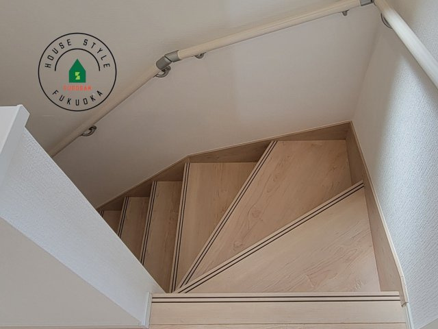 福岡市南区中尾2丁目第5-2棟（2号棟）の内観：施工例|＜手すり付階段＞手すりがないと階段の昇り降りで危険なことはもちろん、壁に手をつきながら歩くことで壁紙が汚れやすくなります。すべての方に快適に昇り降りしていただくため、手すりを設置しました。