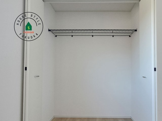 福岡市南区中尾2丁目第5-2棟（2号棟）の内観：施工例|【WIC（ウォークインクローゼット）】 たくさんの洋服をかけてもシワになりにくいウォークインクローゼット。洋服以外にも、普段使わない家電やスーツケース、ストック品など何でも片付く嬉しい空間です。