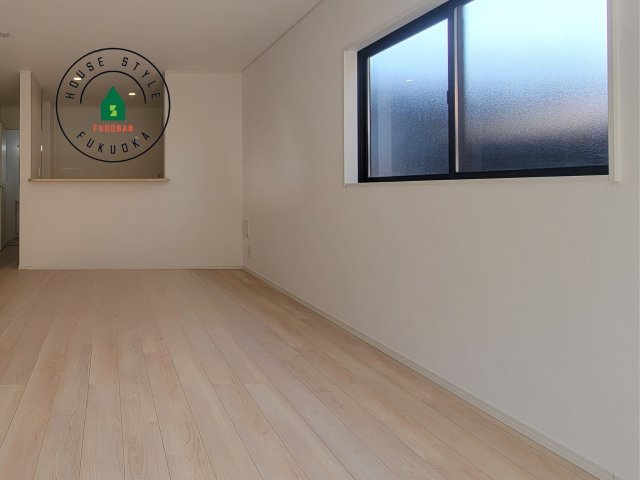 福岡市南区中尾2丁目第5-2棟（2号棟）の内観：施工例|キッチンからリビングをしっかり確認できます。家族の笑顔があふれる空間になりそうですね。※家具はCGを合成したものです。