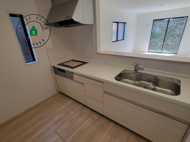 福岡市南区中尾2丁目第5-2棟（2号棟）の内観：施工例|カウンターキッチンなら、リビングで遊ぶ子供の様子を見ながら料理ができるので安心です。料理を運んでもらったり、子供にお手伝いしてもらいやすいのもいいですね。