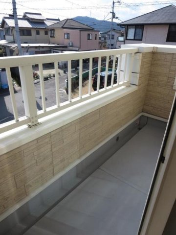 メゾン・エスポワールのバルコニー|外からの目が気にならないバルコニーで洗濯物が干せます