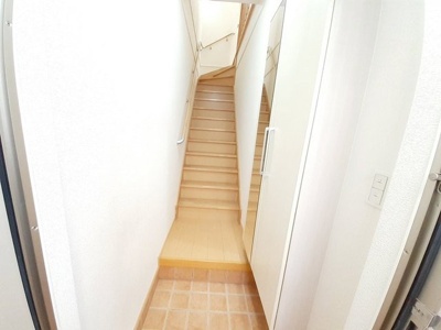 【玄関】 | ベルムーンＡ | 収納もある玄関です