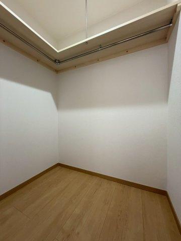 江別市文京台南町19-12の洋室