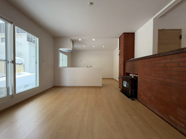 江別市文京台南町19-12の洋室